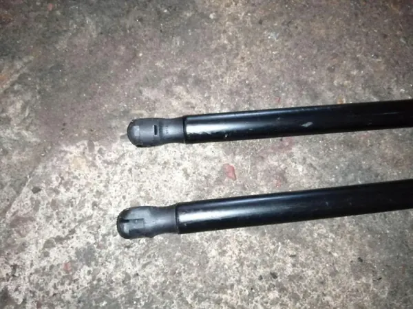 Actuador izquierdo del capó OEM 5TA823359C VW Touran image 3