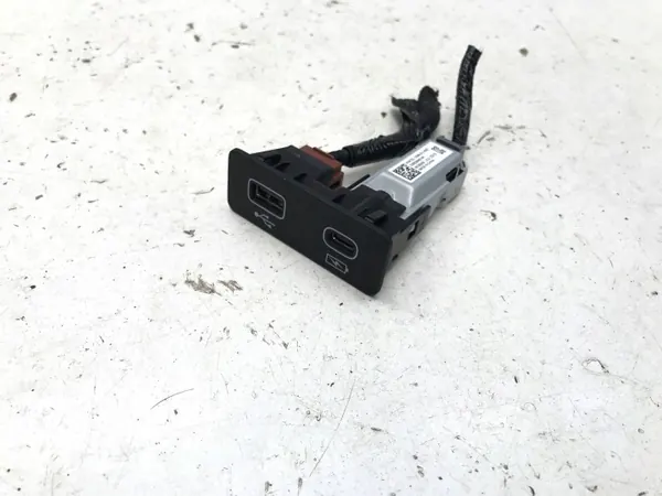 Port USB-C Honda MX293AB pour e:Ny1 & CR-V 2024 image 2