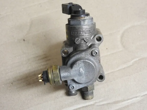 Polttoainepumppu Golf A4 B7 A6 C6 2.0 TFSI 06F127025B image 2