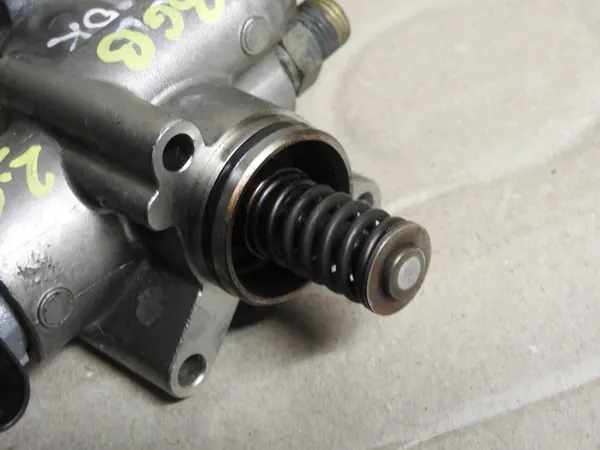 Polttoainepumppu Golf A4 B7 A6 C6 2.0 TFSI 06F127025B image 3