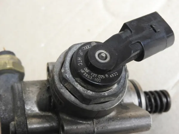 Polttoainepumppu Golf A4 B7 A6 C6 2.0 TFSI 06F127025B image 4