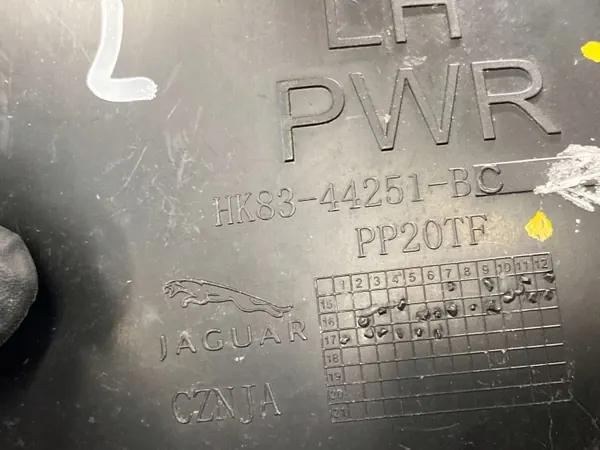 Jaguar F-Pace Vänster Övre Bakluckstrim OEM HK8344251BC image 4