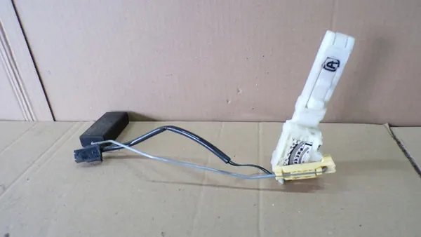 Kraftstoffstandsensor AUDI A4 B5 1.6 8V 8D0919673C image 2