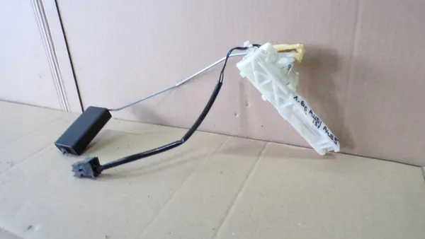 Kraftstoffstandsensor AUDI A4 B5 1.6 8V 8D0919673C image 4