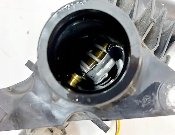 Carcasa de termostato Ford OE KK2Q-9K478-CA image 3