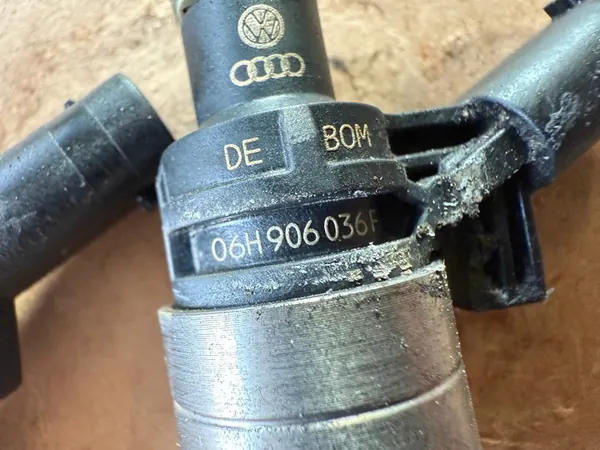 AUDI A4 B8 EXEO A5 1.8 TFSI Iniettore 06H906036F image 3