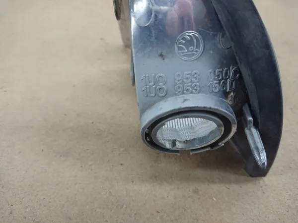 Skoda Octavia I1 rechter Blinker OEM 1U0953050 image 6