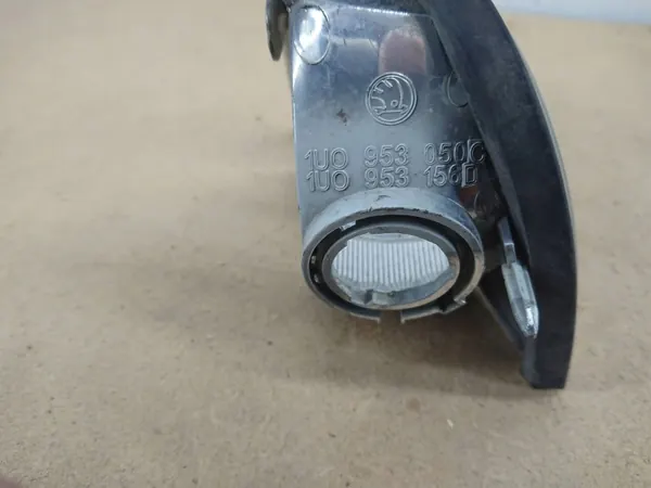 Skoda Octavia I1 rechter Blinker OEM 1U0953050 image 7