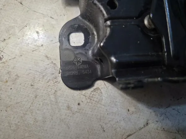 Dodge Charger 2019- Motorhuv Lock Original 68261142AA image 4