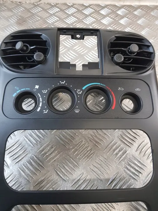 Cadre console radio Chrysler PT Cruiser OEM 05291573AA image 3