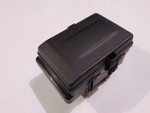 Sulakekaappi ja sulakkeet OEM 68467638AA Dodge Ram 1500 image 3