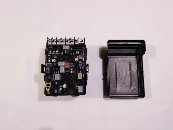 Sulakekaappi ja sulakkeet OEM 68467638AA Dodge Ram 1500 image 4