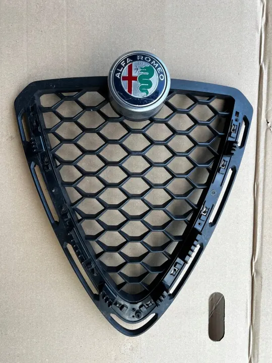 Alfa Romeo Stelvio Grill OEM 156108638 Begagnad image 2