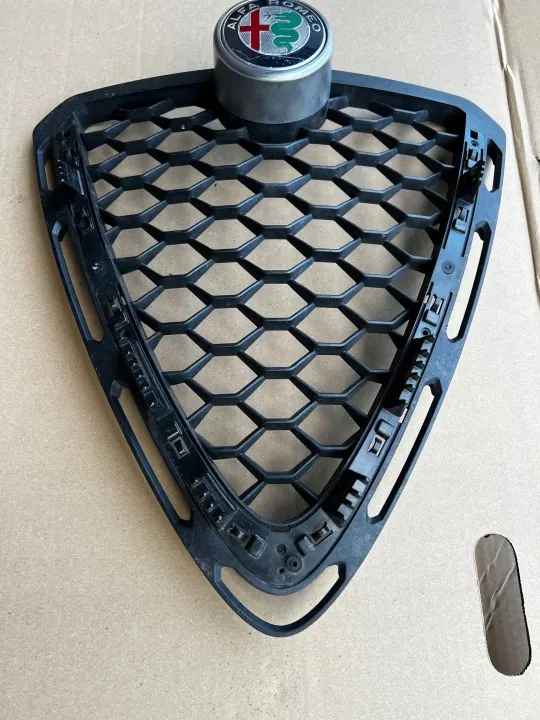 Alfa Romeo Stelvio Grill OEM 156108638 Begagnad image 3