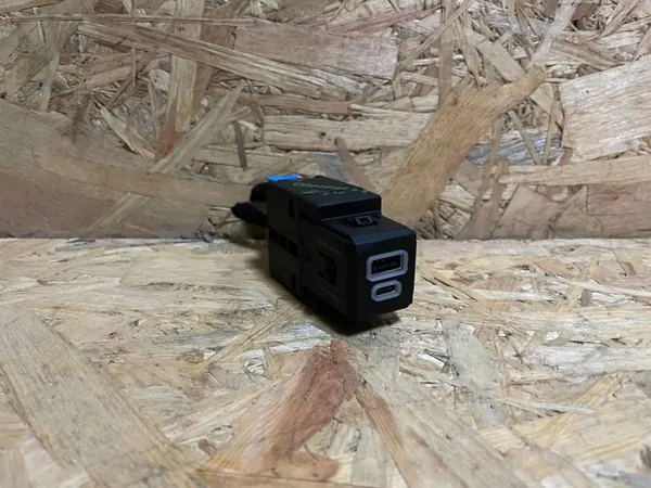 Prise USB C OEM 68381663AA pour Jeep Compass image 2