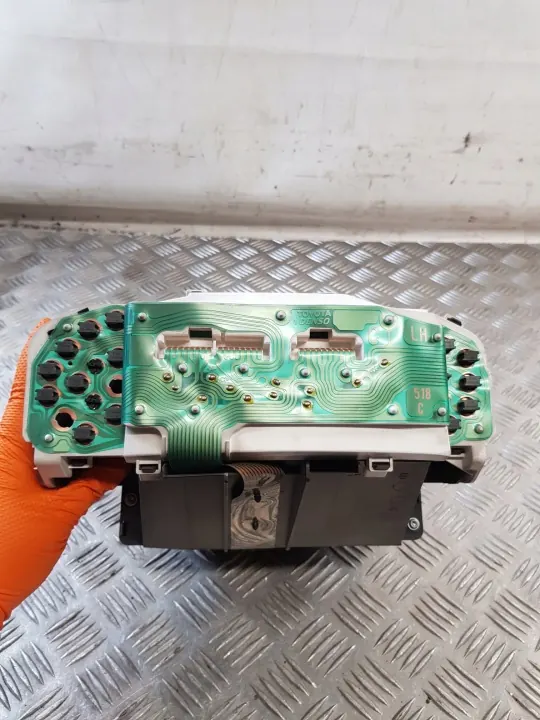 Toyota Yaris I 1.4 D4D Mittaristo OEM 838000D420 image 3
