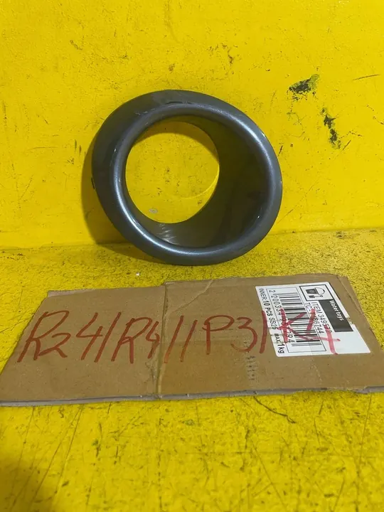 Nissan Note (E11) 2006 Telaio faro antinebbia destro OEM 622569U10A image 2