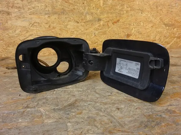 AUDI A4 B8 2.0 TDI AdBlue Bränsletanklock LX5R 8K0010508CS image 2