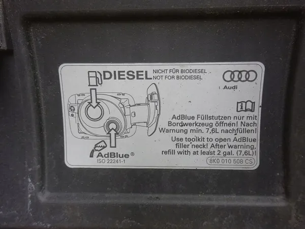 AUDI A4 B8 2.0 TDI AdBlue Bränsletanklock LX5R 8K0010508CS image 3