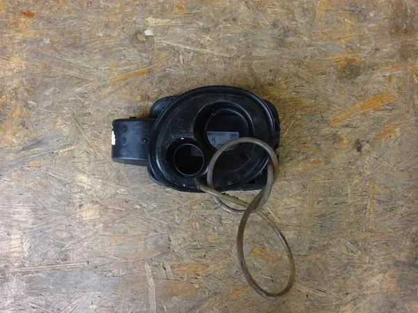 AUDI A4 B8 2.0 TDI AdBlue Bränsletanklock LX5R 8K0010508CS image 4