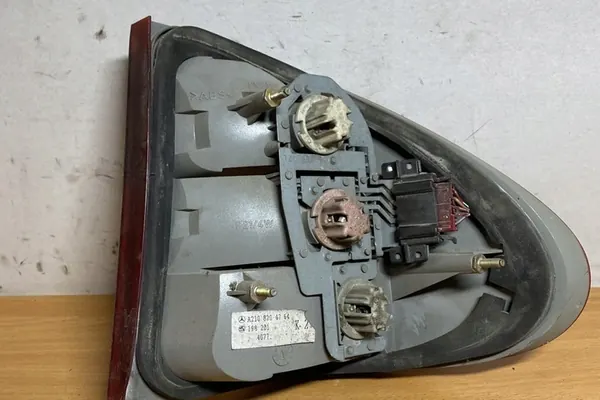 Linker Achterlicht MERCEDES-BENZ E (W210) A2108204764 image 2