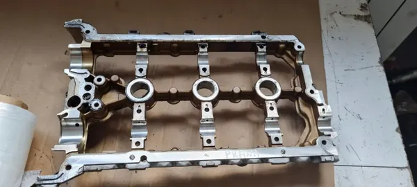 Couvercle d'arbre à cames droit OEM 06E103286 Audi S4 B8 image 2