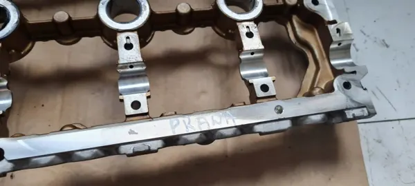 Couvercle d'arbre à cames droit OEM 06E103286 Audi S4 B8 image 3