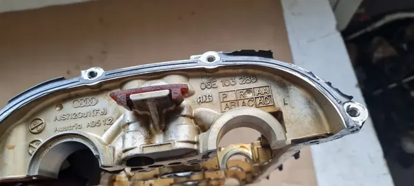 Couvercle d'arbre à cames droit OEM 06E103286 Audi S4 B8 image 9