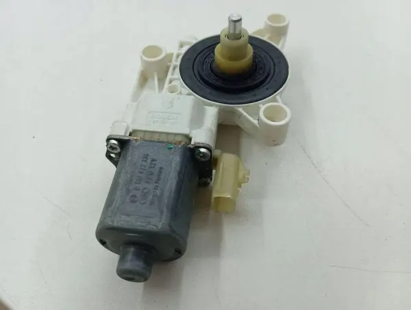 Motor ventana puerta trasera derecha OEM 0130822334 image 3