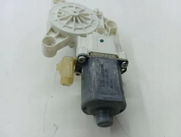 Motor ventana puerta trasera derecha OEM 0130822334 image 5