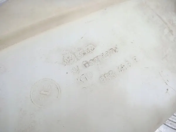 Pesuneste Säiliö VW Passat B3 Takana 331955453C image 2