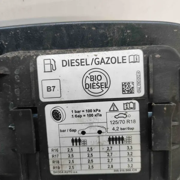 Tapa Depósito Combustible OEM 04L010012A Skoda Superb III Estate image 8