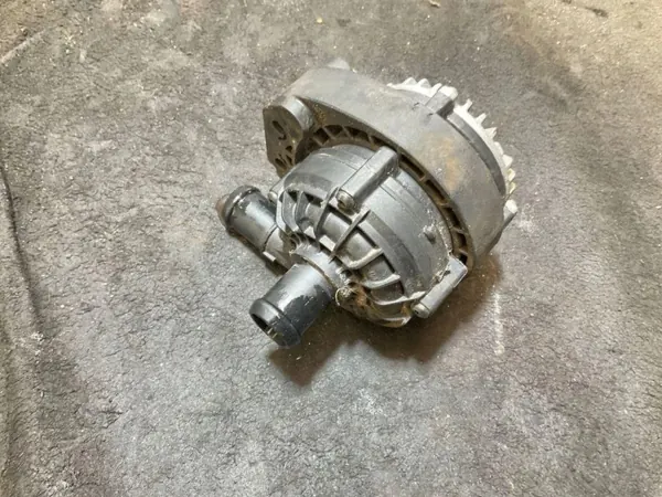 Audi VW Wasserpumpe OEM 04L965567C - Gebraucht image 2