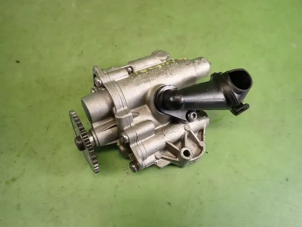 Bomba de aceite usada OEM 04E115109S para Skoda Octavia IV RS image 2
