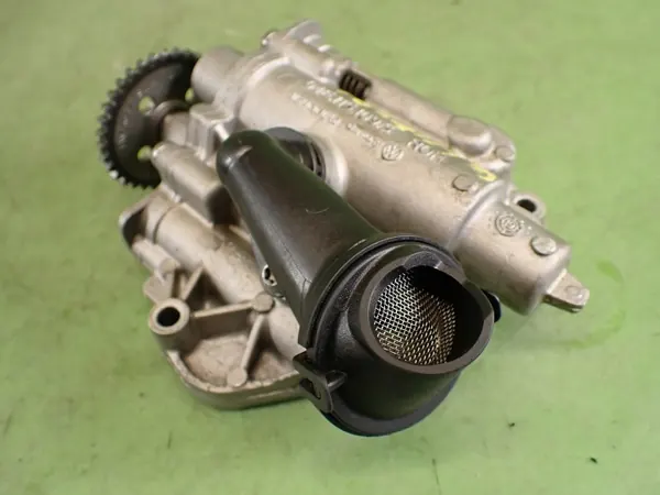 Bomba de aceite usada OEM 04E115109S para Skoda Octavia IV RS image 6