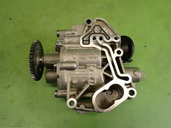 Bomba de aceite usada OEM 04E115109S para Skoda Octavia IV RS image 7