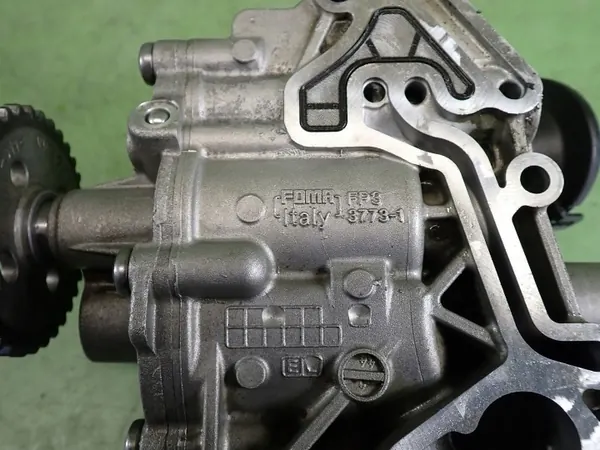 Bomba de aceite usada OEM 04E115109S para Skoda Octavia IV RS image 8
