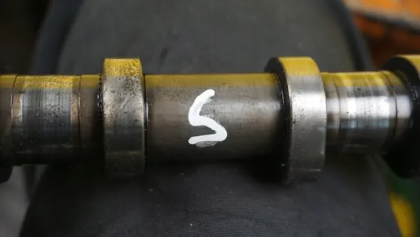 Árbol de levas admisión Volvo D5204T7 OEM 31258094 - Usado image 3