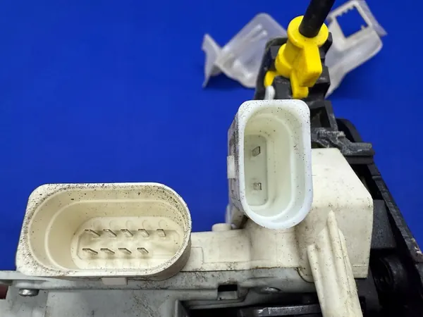 Audi A6 C7 Vorderer Linker Türschloss 4G1837015A image 5