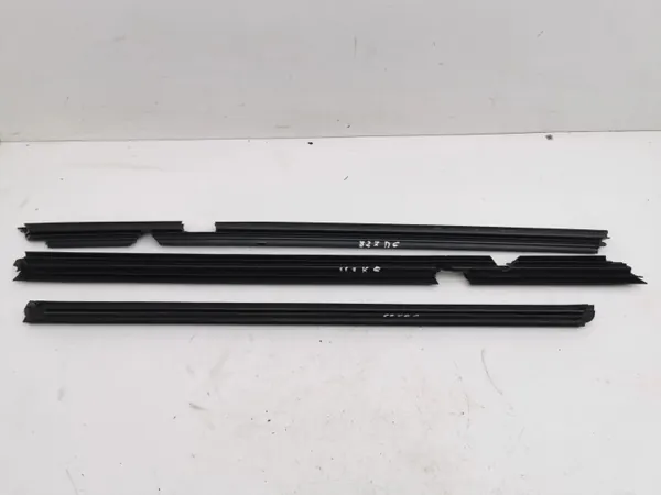 Mercedes-Benz voorraamrubber OEM AMD137085 image 2