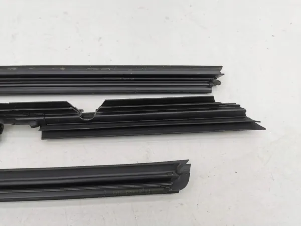 Mercedes-Benz voorraamrubber OEM AMD137085 image 4
