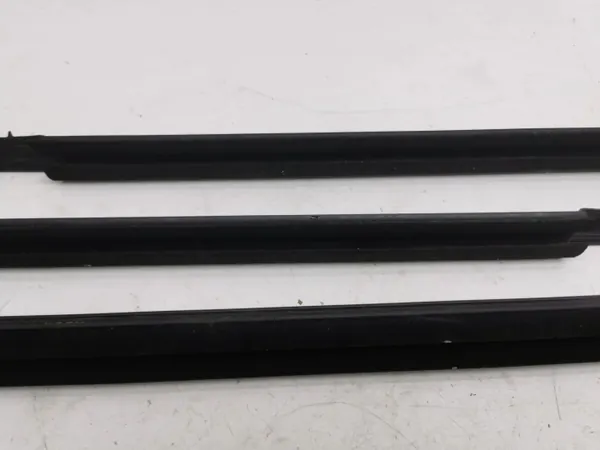 Mercedes-Benz voorraamrubber OEM AMD137085 image 5