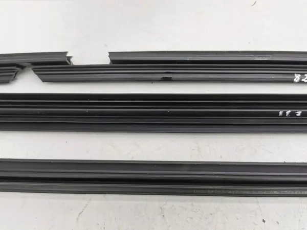 Mercedes-Benz voorraamrubber OEM AMD137085 image 8