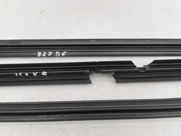 Mercedes-Benz voorraamrubber OEM AMD137085 image 9