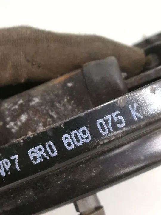 Mâchoires de frein à main Skoda Fabia Mk3 OEM 6R0609075K image 3