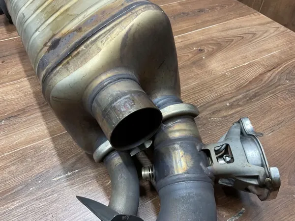 Porsche 911 Turbo S 992 Uitlaatdemper OEM 992251057D image 3