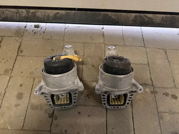 Soporte de motor derecho Audi A4 B9 2016-2024 OEM image 2