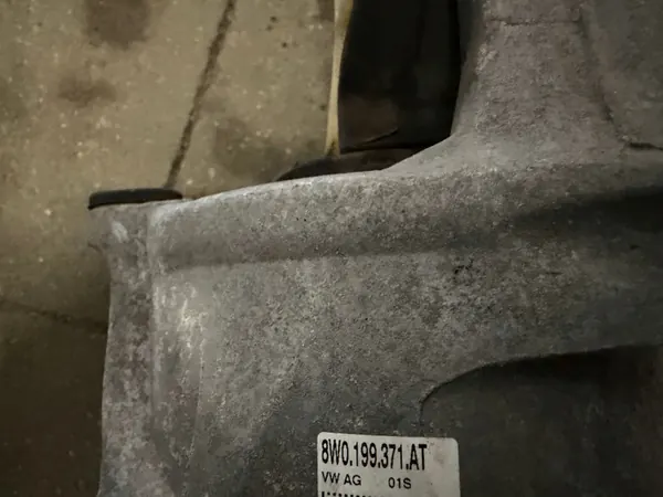 Soporte de motor derecho Audi A4 B9 2016-2024 OEM image 3