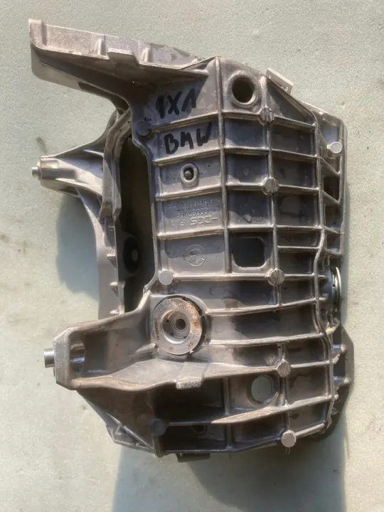 BMW iX1 U11 Klimakompressor-Halterung OEM 7412710 image 2
