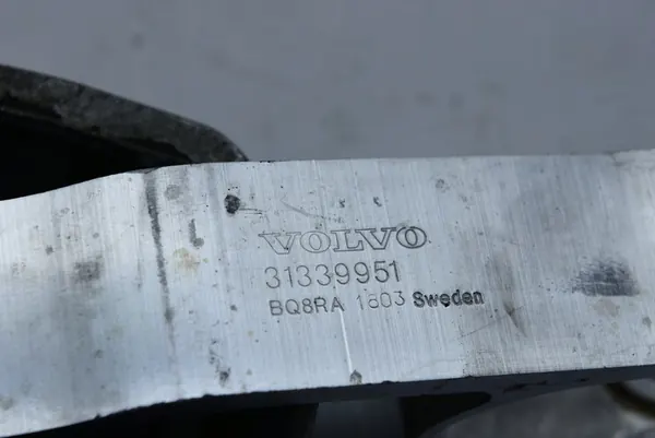 VOLVO V90 II 2.0D Moottorin Kiinnike image 3